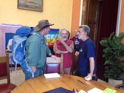 Il sindaco di Messina, Renato Accorinti, riceve i Compagni di Cammino