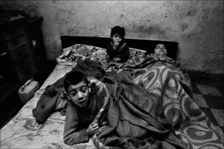 La donna ed i suoi bambini stanno sempre a letto. In casa non ci sono nè luce nè acqua Palermo, 1978 Courtesy Letizia Battaglia 