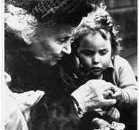 Maria Montessori con un bimbo