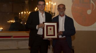 Accursio Soldano premiato dal prof Michele Guerra