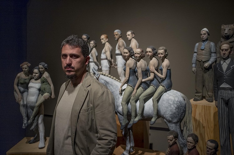Il vincitore Daniele Franzella, alle spalle la sua opera Qualcuno non sia solo (terracotta policroma, 2013), Ph. Pitrone, LGT