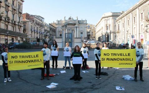 flash mob greenpeace contro trivellazioni