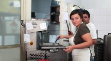 Rosa Scudera nel suo laboratorio dove lavora le praline di cioccolato