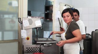 Rosa Scudera nel suo laboratorio dove lavora le praline di cioccolato