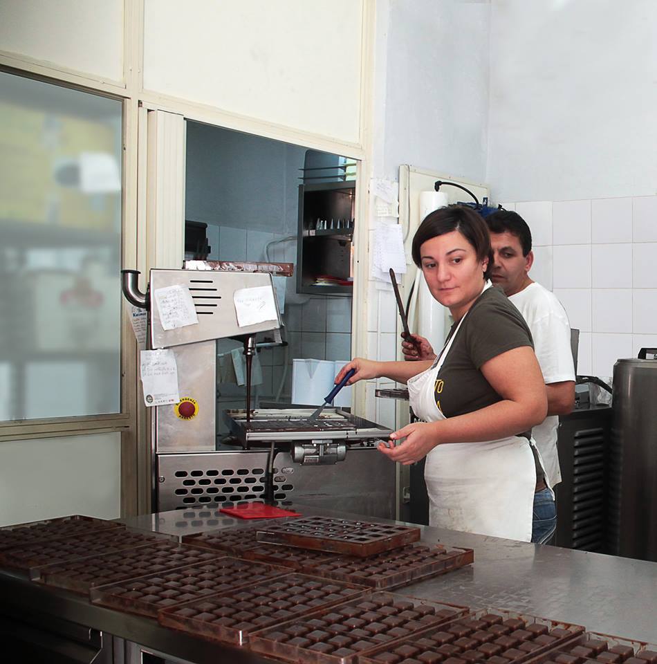 Rosa Scudera nel suo laboratorio dove lavora le praline di cioccolato