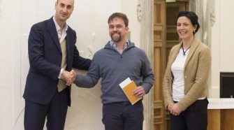 Nella foto la premiazione del vincitore dello scorso anno del concorso indetto da Culture possibili. Da sinistra, Antonio Rapisarda, Matteo Tibiletti e Bianca Caccamese.