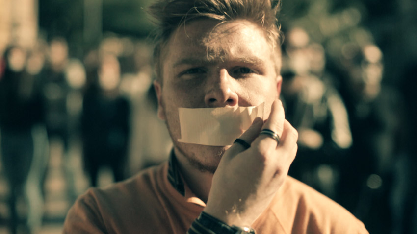 Ismaele La Vardera nel video "Il silenzio è dolo"