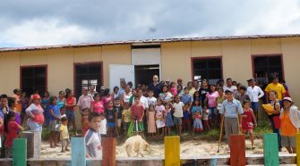 Marco Antonio Molino con gli alunni della scuola di Calipso, in Perù