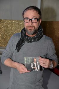 Il cantante Marco Masini con in mano il suo ultimo cd. foto Vincenzo Musumeci