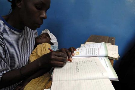 Kenia Nairobi, adulti imparano a scrivere grazie ai volontari della Fondazione Avsi