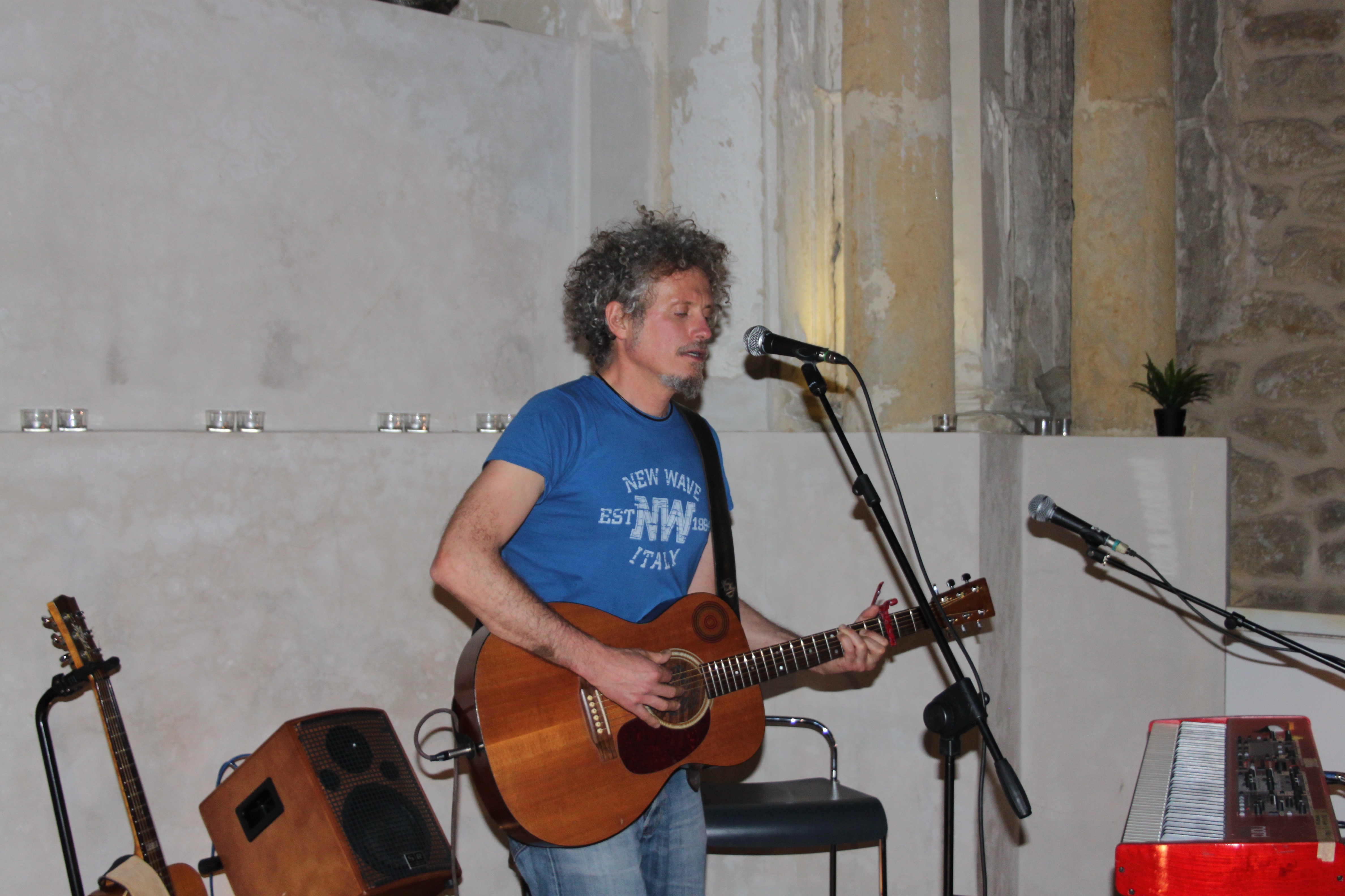 Nella foto Niccolò Fabi durante il concerto segreto a Enna (foto di Angela Marina Strano)