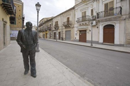 Racalmuto, la statua di Leonardo Sciascia.