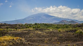 Camporotondo Etneo.Veduta sul campo lavico dell'eruzione del 1669 (foto di Giuseppe Di Stefano) per Etna Walking Rural