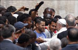 L'inchiesta del giornalista Fabrizio Gatti su quanto detto dal Papa riguardo l'ospitalità da dare agli immigrati
