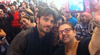 Giulio Berruti e il selfie con le fan