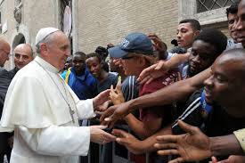 Papa Francesco con alcuni immigrati