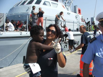 Tra i tanti migranti, moltissimi bambini sono stati aiutati dalle volontarie di Portopalo