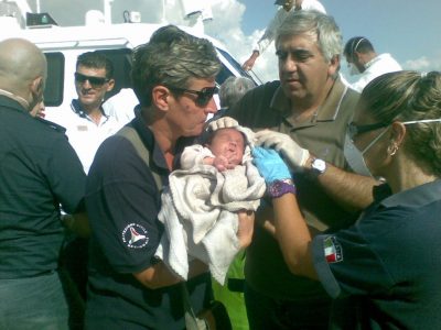 Le donne di Portopalo soccorrono i migranti. Isabella Giardina con un bimbo appena nato