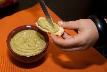 La salsa Guacamole è pronta per essere spalmata sui crostini di pane. Foto Brunella Bonaccorsi