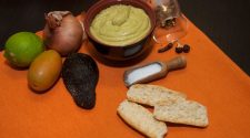 Gli ingredienti per la salsa Guacamole. Foto Brunella Bonaccorsi