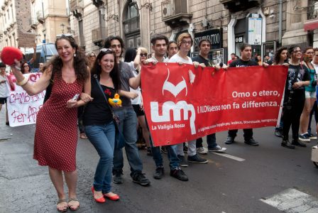 La valigia rossa ha sfilato durante il Gay pride 2015 a Catania. a destra la presidente Cristina Luzzi. Foto Brunella Bonaccorsi