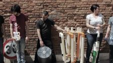 I Bamboo, suonano con oggetti ricavati da oggetti di uso comune