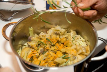 pasta integrale Nella foto gli ingredienti che serviranno per realizzare la salsa da abbinare alla pasta integrale. Foto Brunella Bonaccorsi