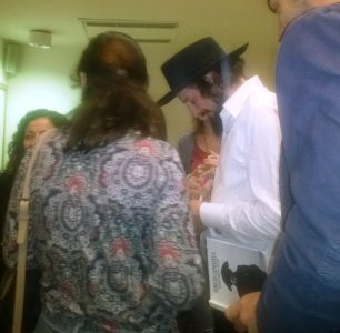 Vinicio Capossela firma le copie del suo libro.