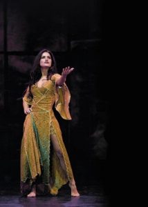 Lola Ponce nei panni di Esmeralda in Notre Dame de Paris