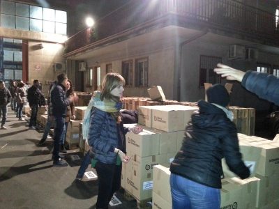 Colletta alimentare, Volontari in fila per riporre gli scatoloni