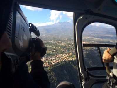 Le riprese dall'elicottero sugli agrumeti con sfondo dell'Etna