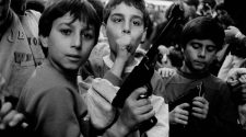 Festa del giorno dei morti. I bambini giocano con le armi Palermo, 1986 Courtesy Letizia Battaglia