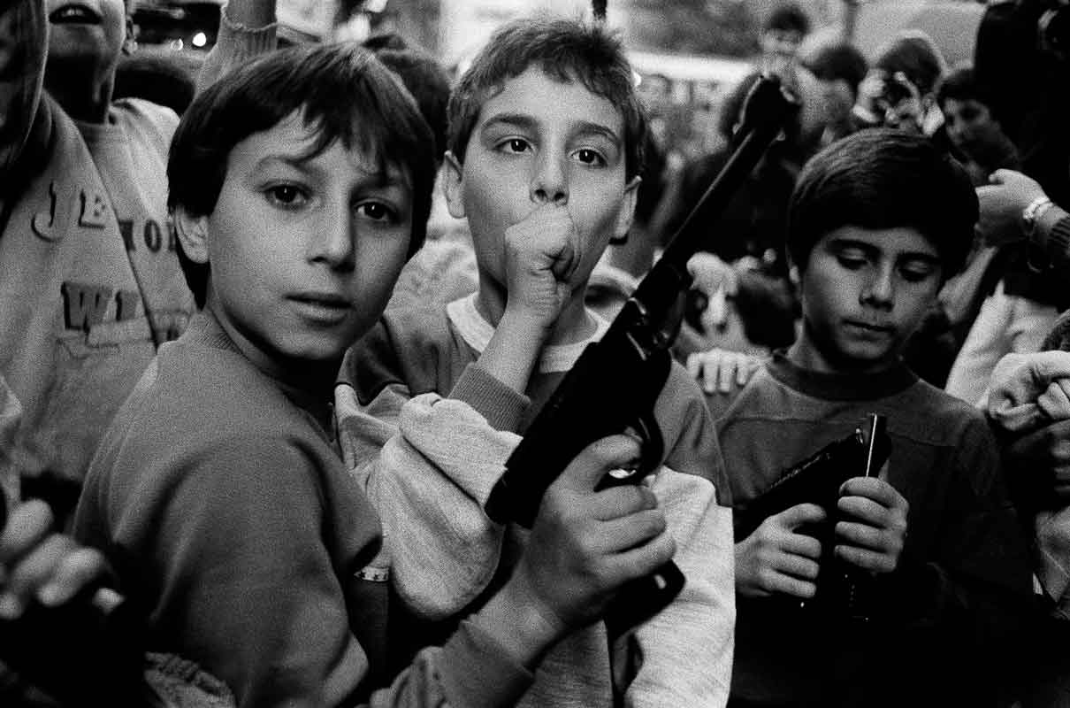 Festa del giorno dei morti. I bambini giocano con le armi Palermo, 1986 Courtesy Letizia Battaglia