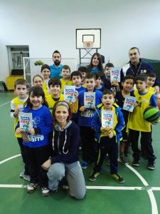 Asd Centro Pallacanestro Giarre .Gruppo di piccoli sportivi con gli opuscoli informativi Avis dedicati proprio ai bambini. Assieme a loro i ragazzi del servizio civile Avis Leandro Vecchio e Marta Grecuzzo, il presidente dell' Asd Centro Pallacanestro Giarre Andrea Aveni e l'istruttrice Melina Lo Giudice. 