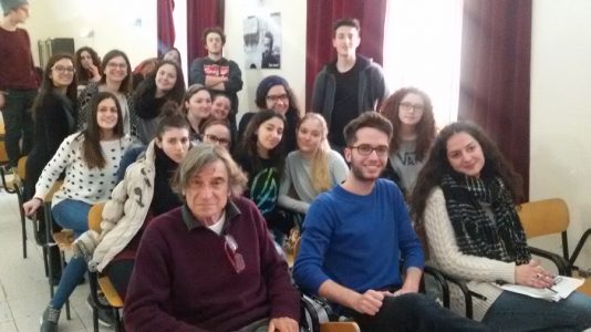 Giovanni Ghiselli insieme ai ragazzi del liceo Capizzi di Bronte