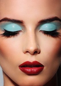 Azzurro-pastello-sulle-palpebre-tendenze-trucco-primavera-2016