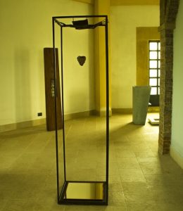Lorenzo Reina_Come in alto-ferro, 2012-2015_pietra lavica, pelle animale, specchio, sangue e pietra di quisquina-50x50x180