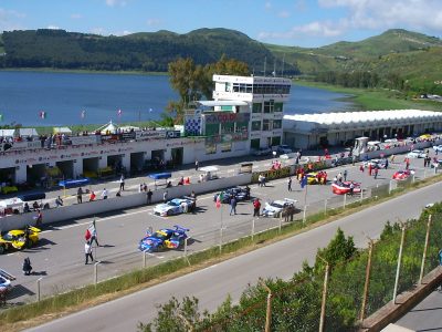 L'Autodromo di pergusa, alle spalle il lago.