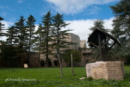 L'interno del castello di Lombardia. Tutte le domeniche si possono incontrare gli antichi arcieri che si allenano. Foto Brunella Bonaccorsi