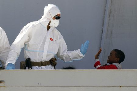 Porto Augusta nave marina militare cigala fulgosi 530 circa immigrati subsahariani e 5 salme. Foto Parrinello