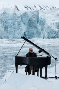 Composer and Pianist Ludovico Einaudi Performs in the Arctic Ocean Greenpeace organiza un concierto historico con el pianista Ludovico Einaudi en el oceano çrtico para pedir su proteccion.