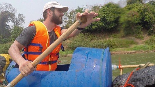 Igor esplora il Mekong su una zattera improvvisata