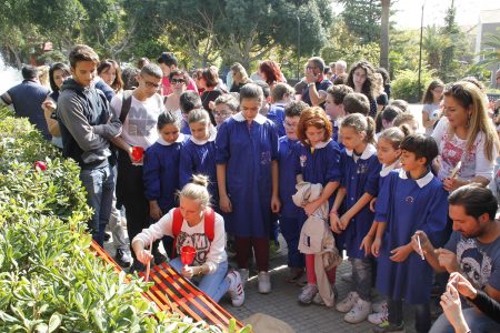 La panchina rossa disegnata dai bimbi delle scuole