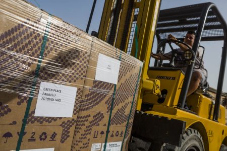 I pannelli solari donati al sindaco di Lampedusa