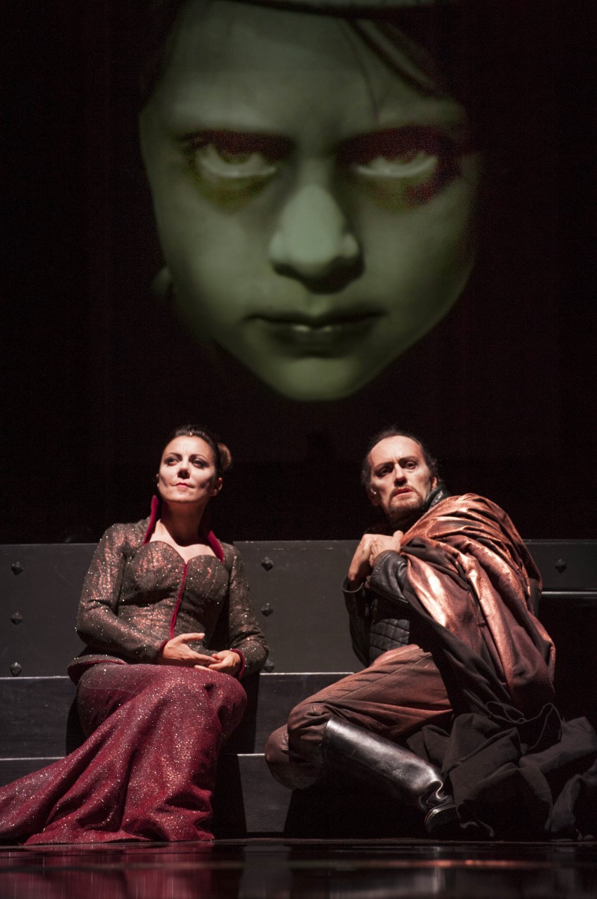 Gaia Aprea e Luca Lazzareschi in Macbeth (foto di Fabio Donato)