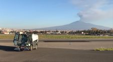 cenere etna Catania, spazzatrice al lavoro per rimuovere la cenere dell'Etna, 18 03 2017