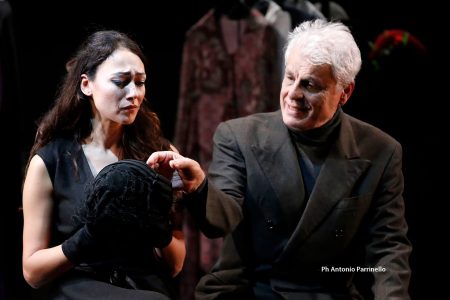 Dajana Roncione e Michele Placido in scena (foto di Antonio Parrinello)