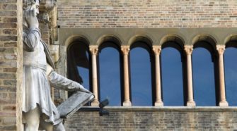 Parma, La statua del Correggio in Piazza Garibaldi