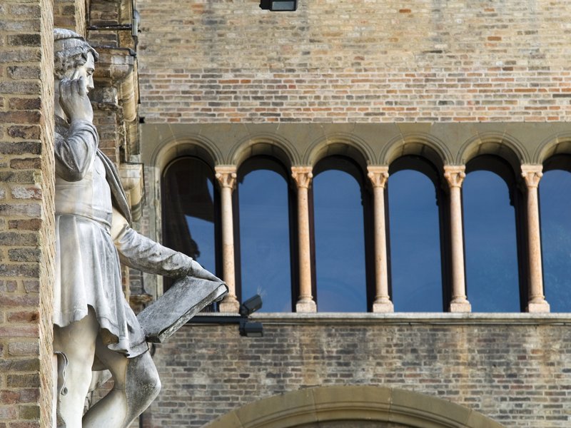 Parma, La statua del Correggio in Piazza Garibaldi