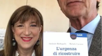 Adelaide Barbagallo e Michele Cucuzza con la copertina del libro L'urgenza di ricostruire